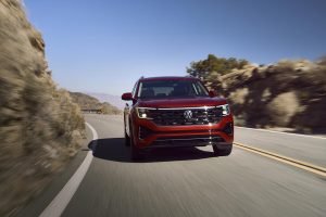 Volkswagen Atlas (Teramont) 2024 exterior en carretera diseño frontal