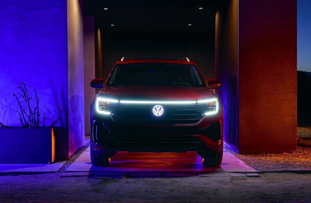 Volkswagen Atlas (Teramont) 2024 diseño de su parte frontal con luces LED en toda la parrilla