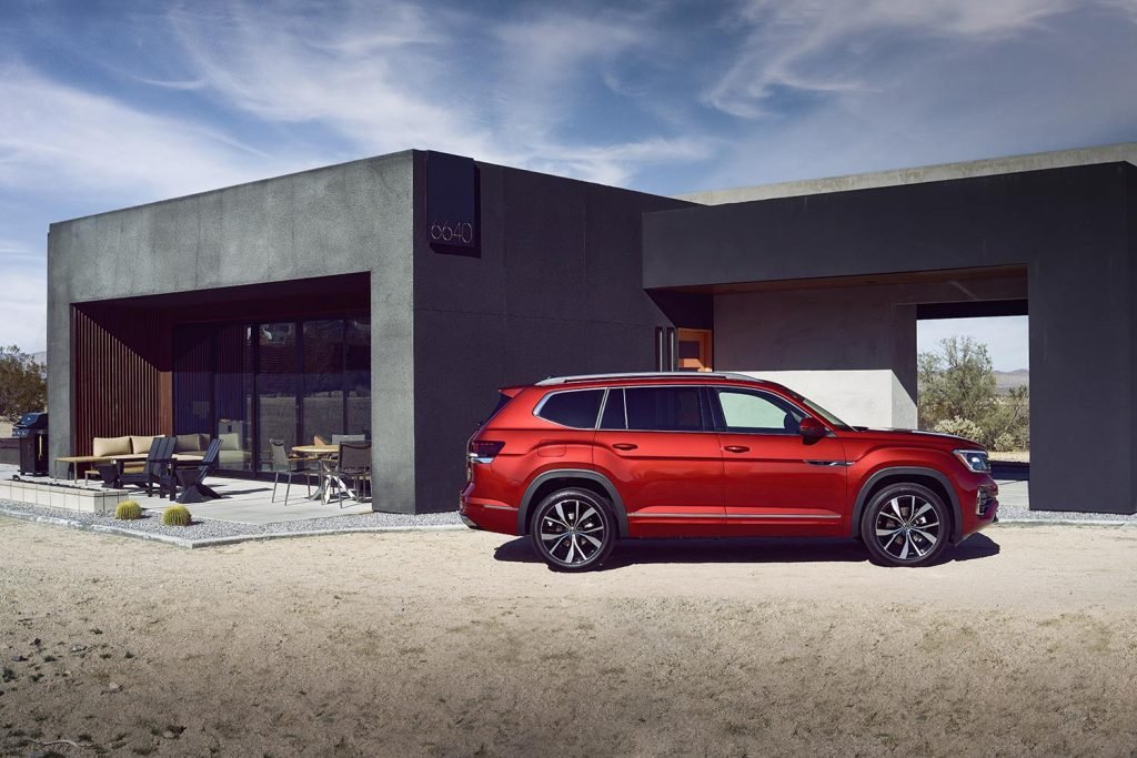 Volkswagen Atlas (Teramont) 2024 diseño exterior de su parte lateral derecha con rines y rieles superiores