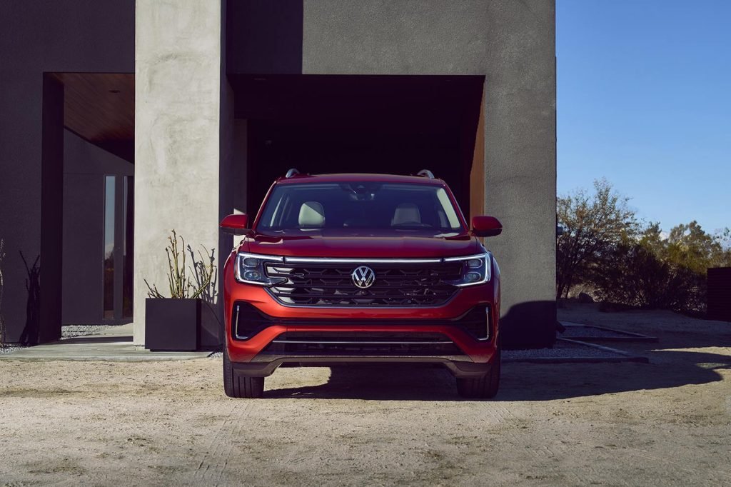 Volkswagen Atlas (Teramont) 2024 diseño exterior de su parte frontal con parrilla en color negro, logotipo de la marca, faros LED y más