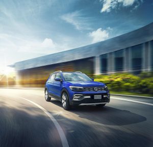 Volkswagen Taigun 2023 en México color azul exterior con faros LED
