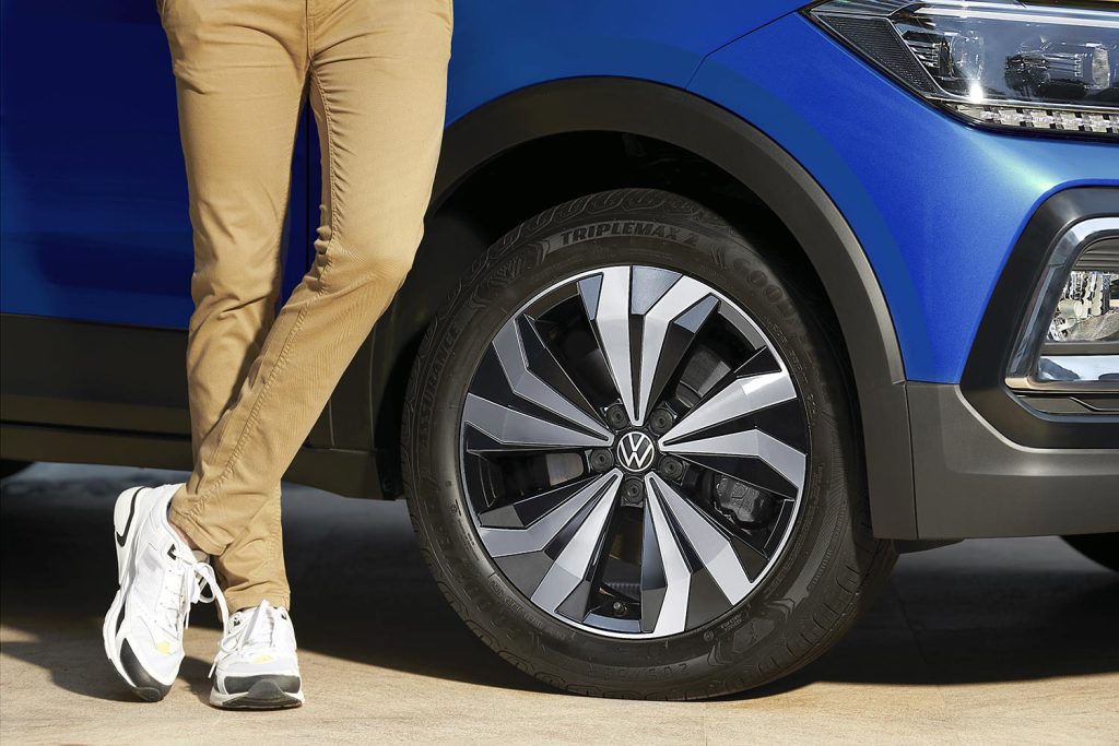 Volkswagen Taigun 2023 en México color azul y rines bitono
