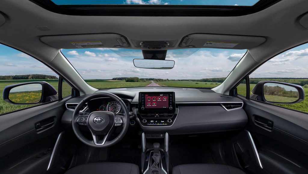 Toyota Corolla Cross 2023 en México ahora con versión XLE - interiores con pantalla, volante, palanca, tablero y quemacocos