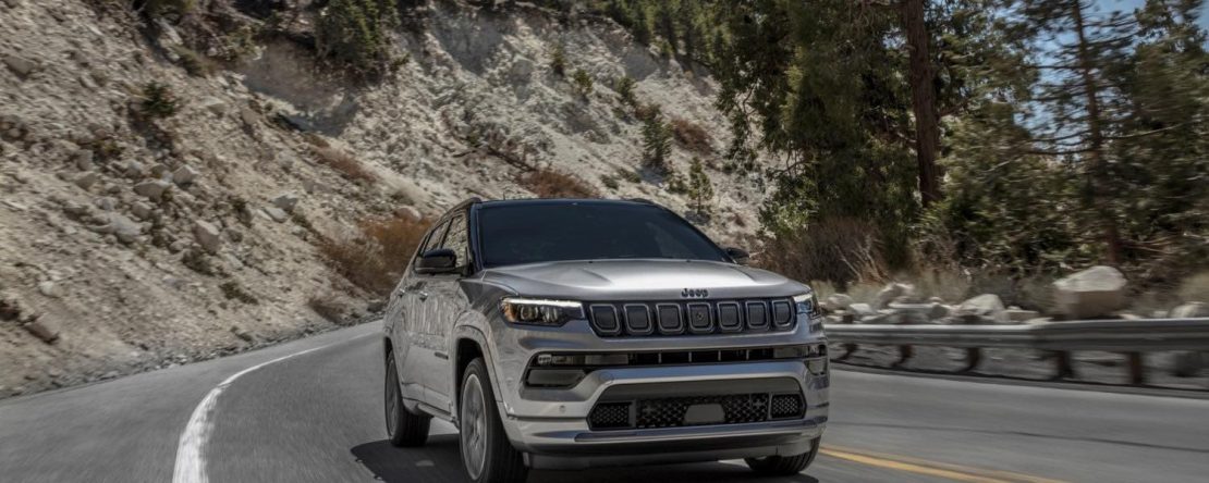 Jeep Compass 2023 en México color plata en carretera