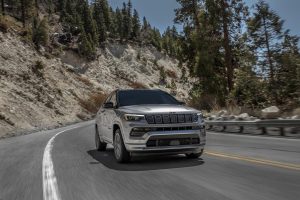 Jeep Compass 2023 en México color plata en carretera