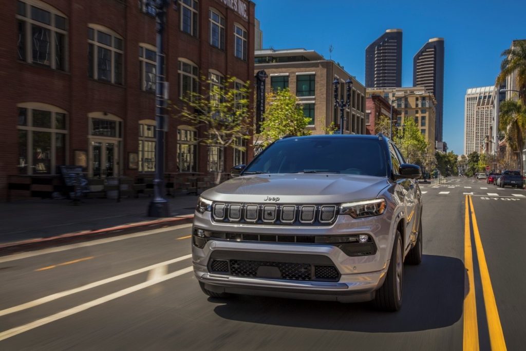 Jeep Compass 2023 en México color plata en calle diseño exterior frontal