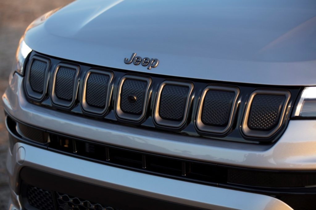 Jeep Compass 2023 en México color plata en calle diseño exterior nueva parrilla