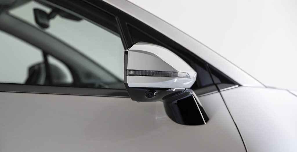 Kia Sportage 2023 en México color blanco - diseño exterior con espejos laterales con luz direccional