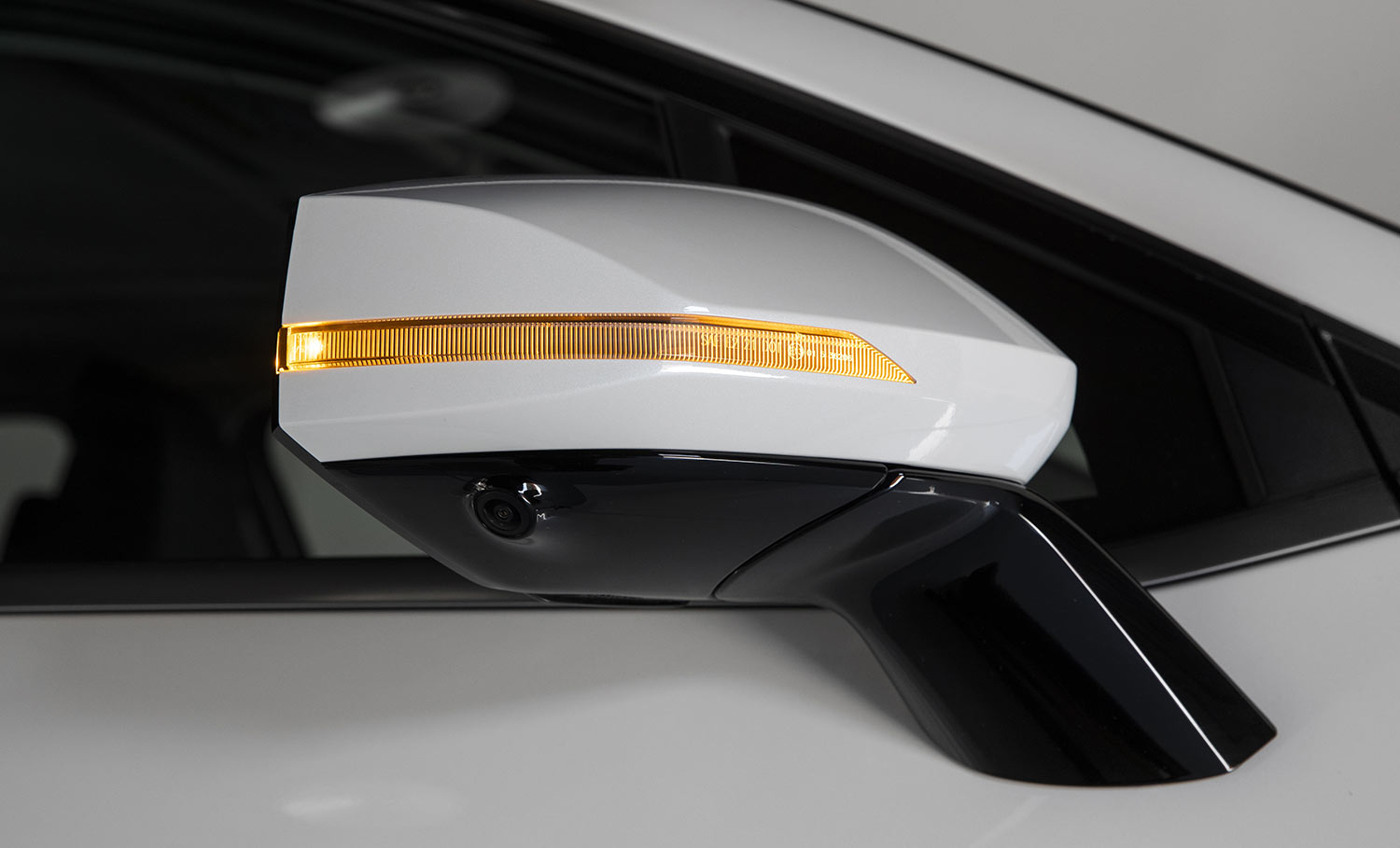 Kia Sportage 2023 en México color blanco - diseño exterior con espejos laterales con luz direccional prendida y su cámara para visión 360