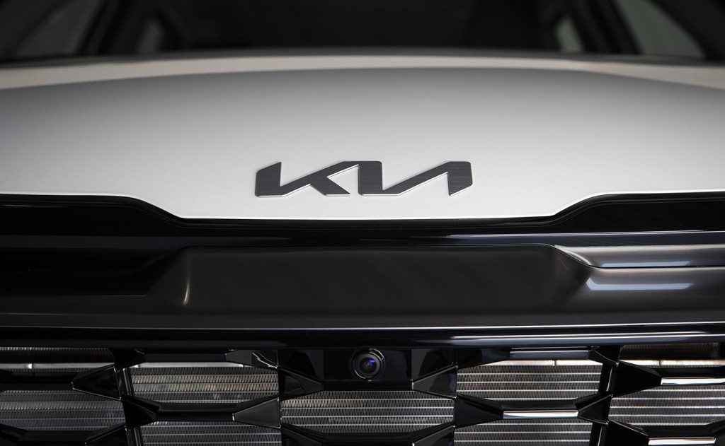 Kia Sportage 2023 en México color blanco - diseño exterior frontal - nuevo emblema KIA