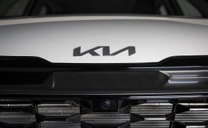 Kia Sportage 2023 en México color blanco - diseño exterior frontal - nuevo emblema KIA