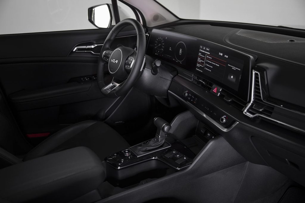 Kia Sportage 2023 en México interior con asientos, volante, pantalla y palanca