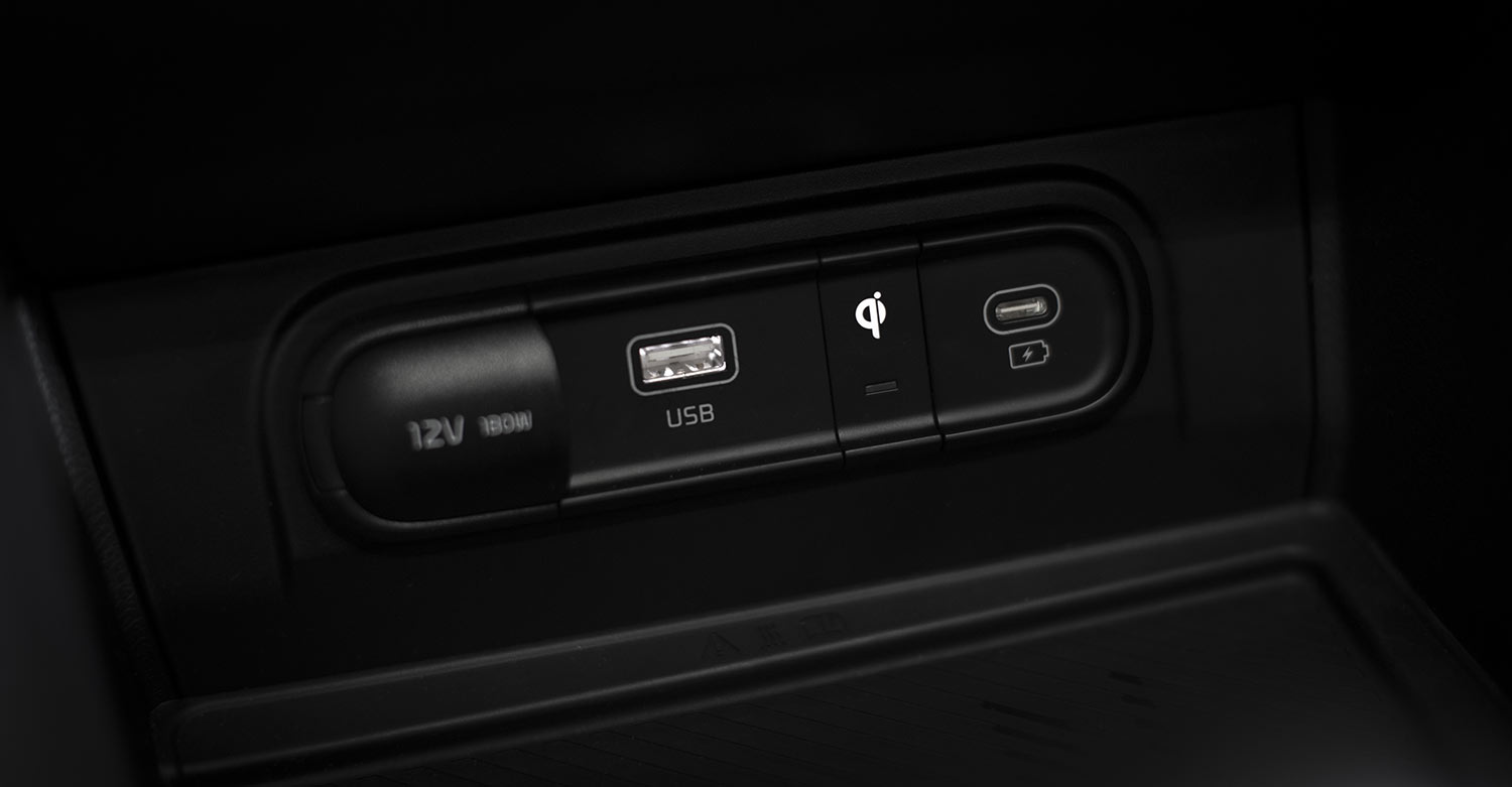Kia Sportage 2023 en México interior con entradas USB y corriente
