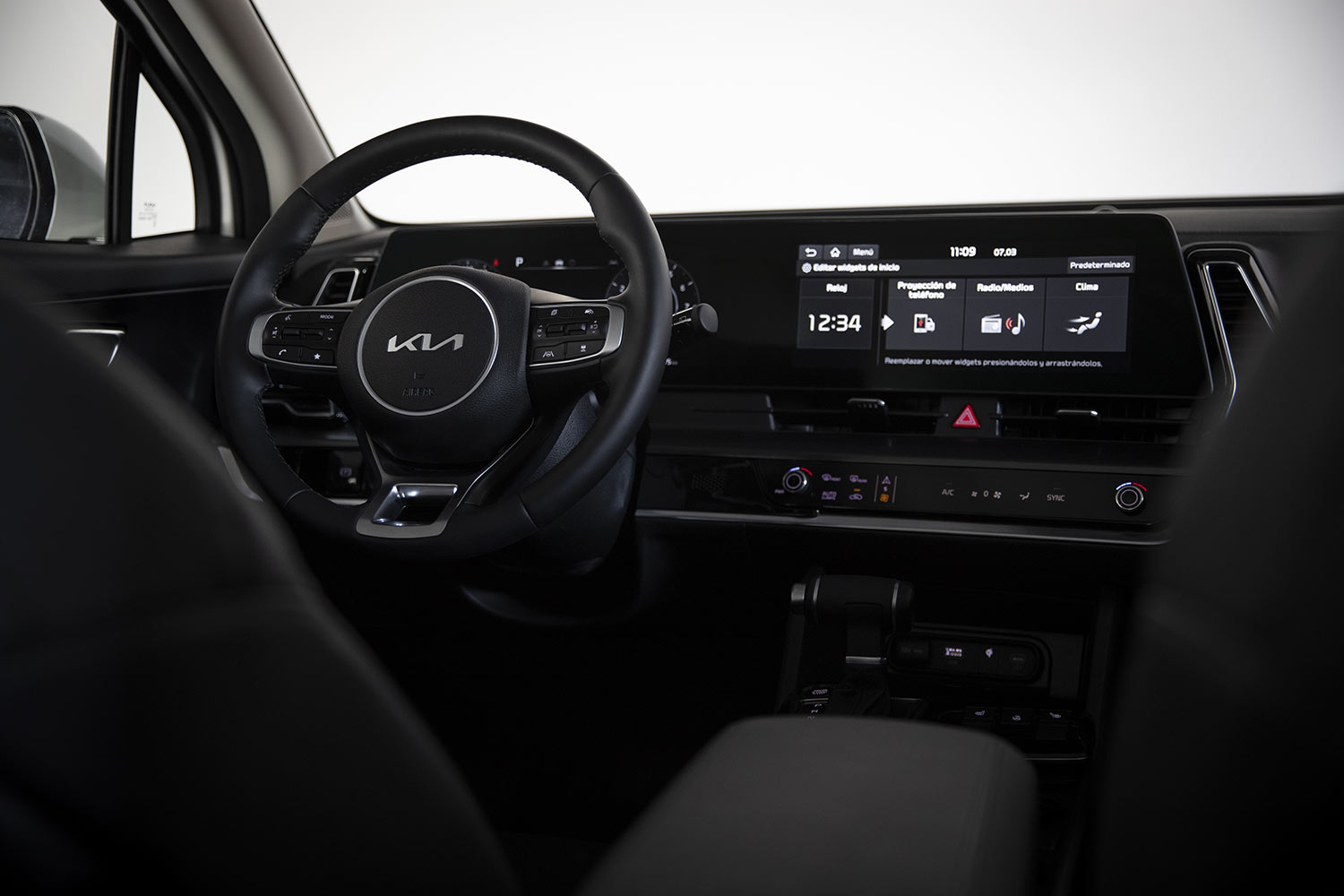 Kia Sportage 2023 en México interior con volante, doble pantalla touch con Android Auto y Apple CarPlay y palanca