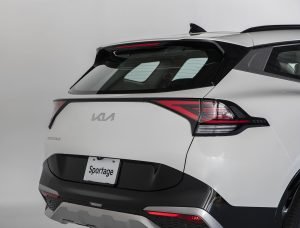 Kia Sportage 2023 en México en exteriores - parte posterior con faros, alerón con luz de stop y otros elementos