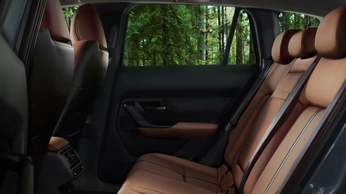 Mazda CX-50 2023 en México diseño interior asientos en piel color terracota y negro