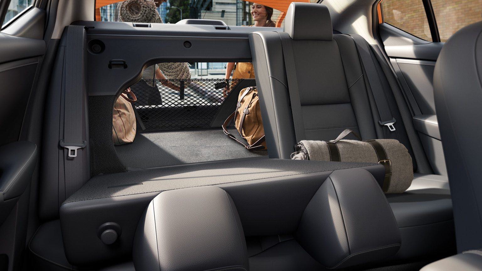 Nissan Sentra 2023 en México interior asientos abatibles con apertura para más espacio