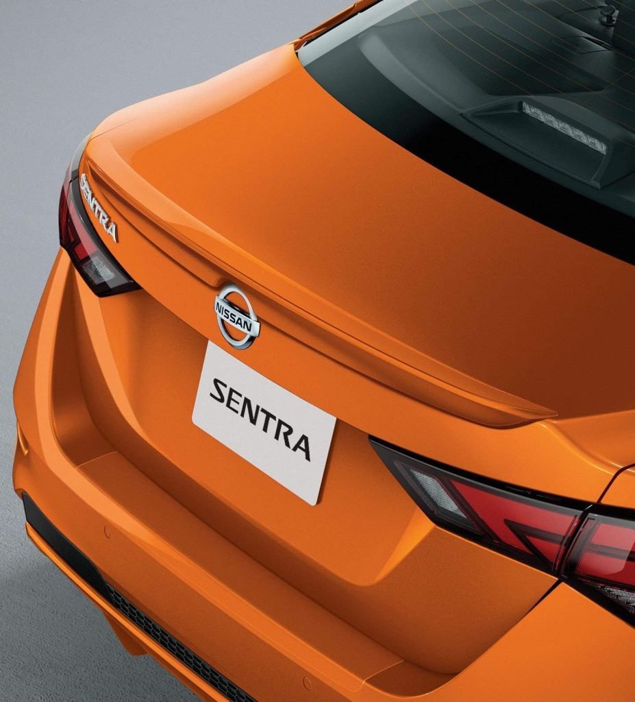 Nissan Sentra 2023 en México exterior parte posterior con accesorios