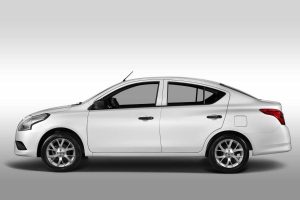 Nissan V-Drive 2023 en México color blanco lateral