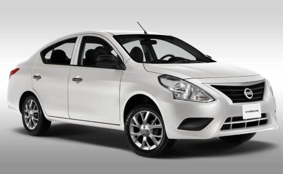 Nissan V-Drive 2023 en México color blanco diseño exterior frente con rines de aluminio