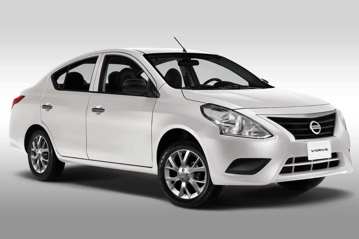 Nissan V-Drive 2023 en México color blanco diseño exterior frente con rines de aluminio