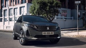 Peugeot 3008 2024 en México color gris, diseño exterior frontal