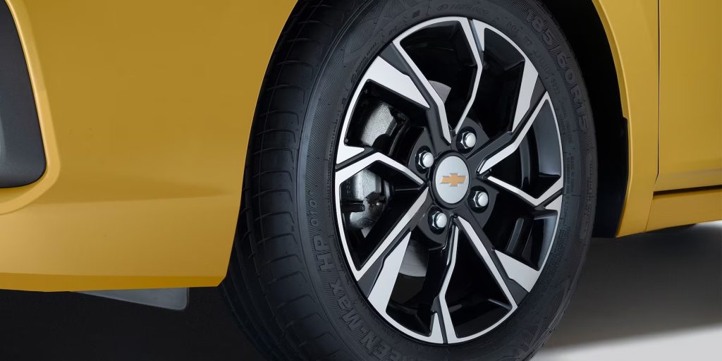 Chevrolet Aveo Hatchback 2024 para México diseño de rines de aluminio de 16 pulgadas bitono