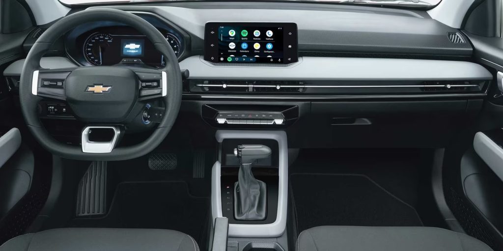 Chevrolet Aveo Hatchback 2024 para México interior con pantalla touch, palanca de velocidades