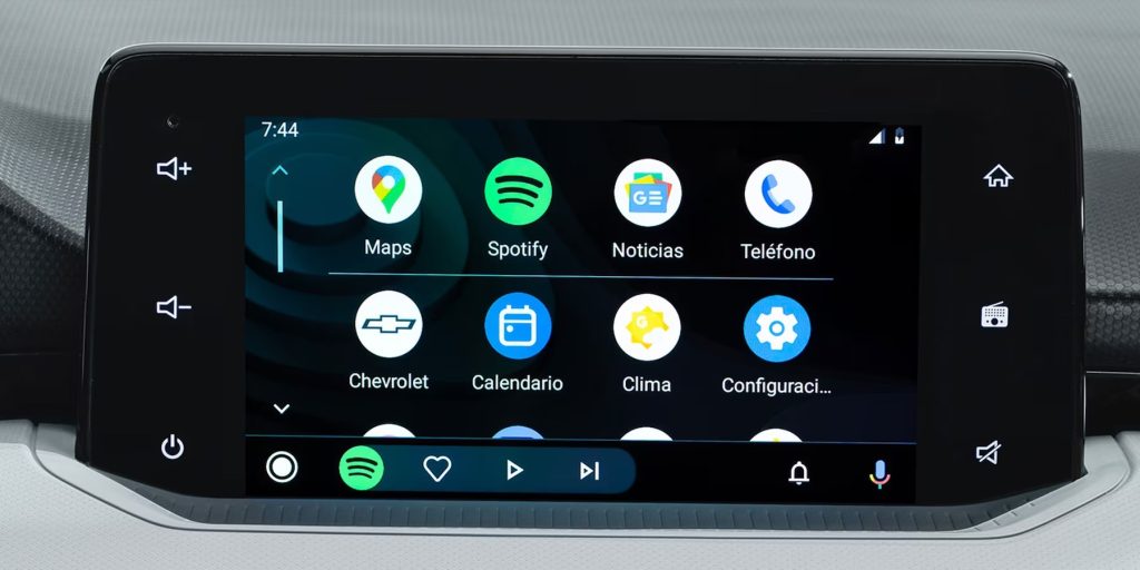 Chevrolet Aveo Hatchback 2024 para México interior con pantalla touch de 8 pulgadas con Android Auto y Apple CarPlay