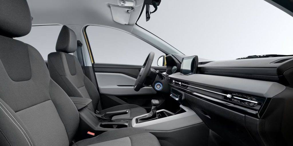 Chevrolet Aveo Hatchback 2024 para México interior con asientos frontales, volante y palanca