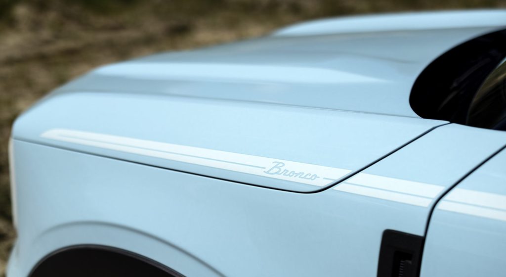 Ford Bronco Sport Heritage 2023 en México color bitono azul con detalles especiales de la versión recordando la clásica