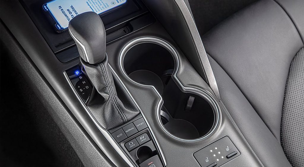 Toyota Camry Híbrido (HEV) 2023 en México - interior con palanca de cambios y consola
