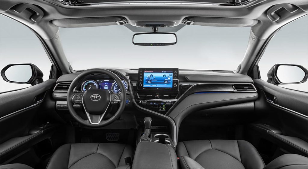 Toyota Camry Híbrido (HEV) 2023 en México - interior con volante, pantalla touch, asientos en piel y otros elementos