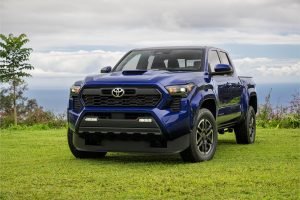 Toyota Tacoma 2024 - diseño exterior, en carretera boscosa, estacionada, frente robusto