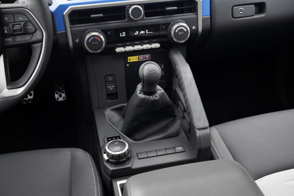 Toyota Tacoma 2024 - diseño interior: palanca, aire acondicionado y perillas