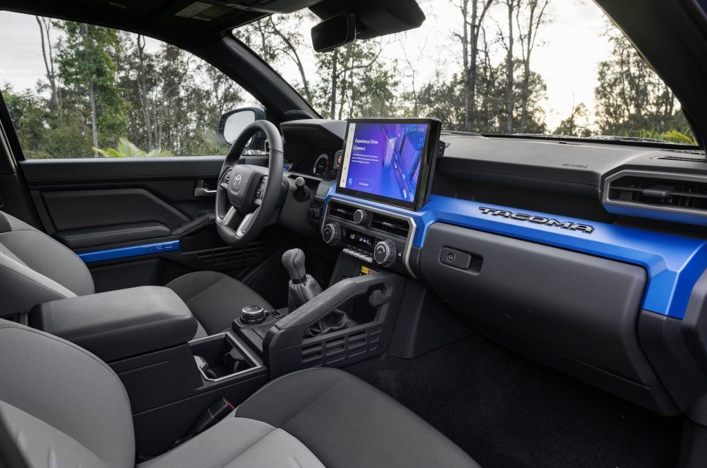 Toyota Tacoma 2024 - diseño interior con amplia pantalla