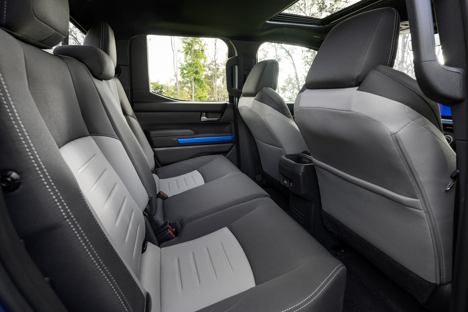 Toyota 2024 interior asientos posteriores y quemacocos Autos