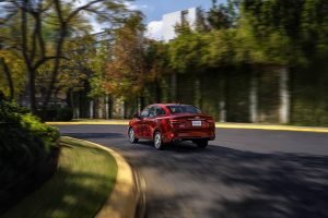 Chevrolet Aveo sedán 2024 en México color rojo en calle parte posterior