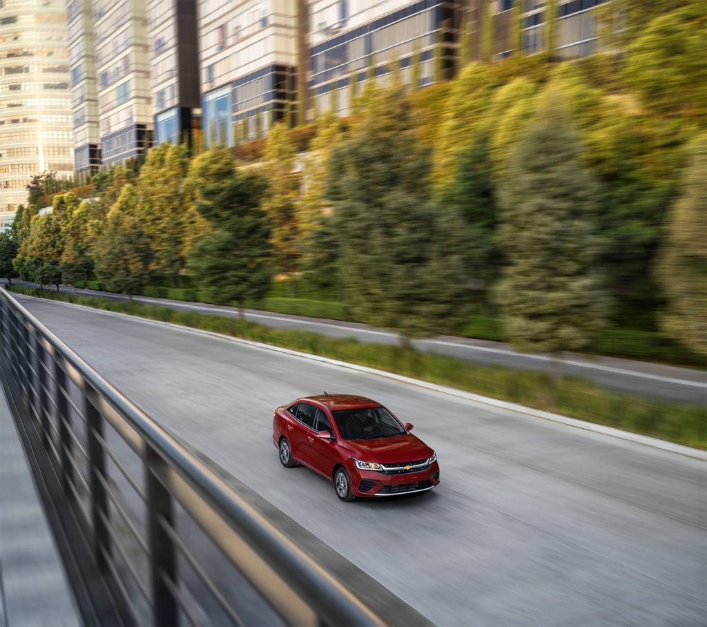 Chevrolet Aveo sedán 2024 en México color rojo en calle