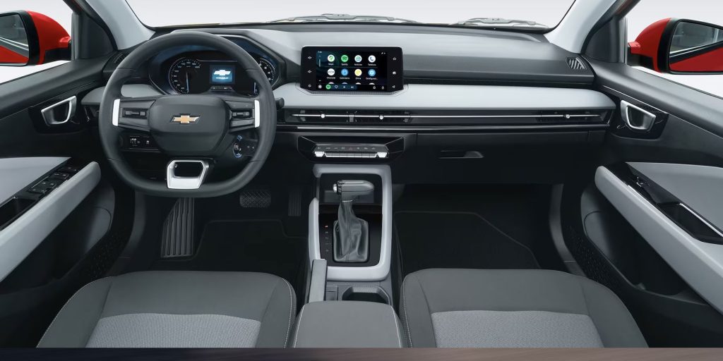 Chevrolet Aveo sedán 2024 en México - interiores - pantalla touch con Android Auto y Apple CarPlay, asientos delanteros, volante y palanca
