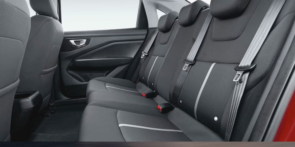 Chevrolet Aveo sedán 2024 en México - interiores - asientos traseros de tela con cinturones de seguridad