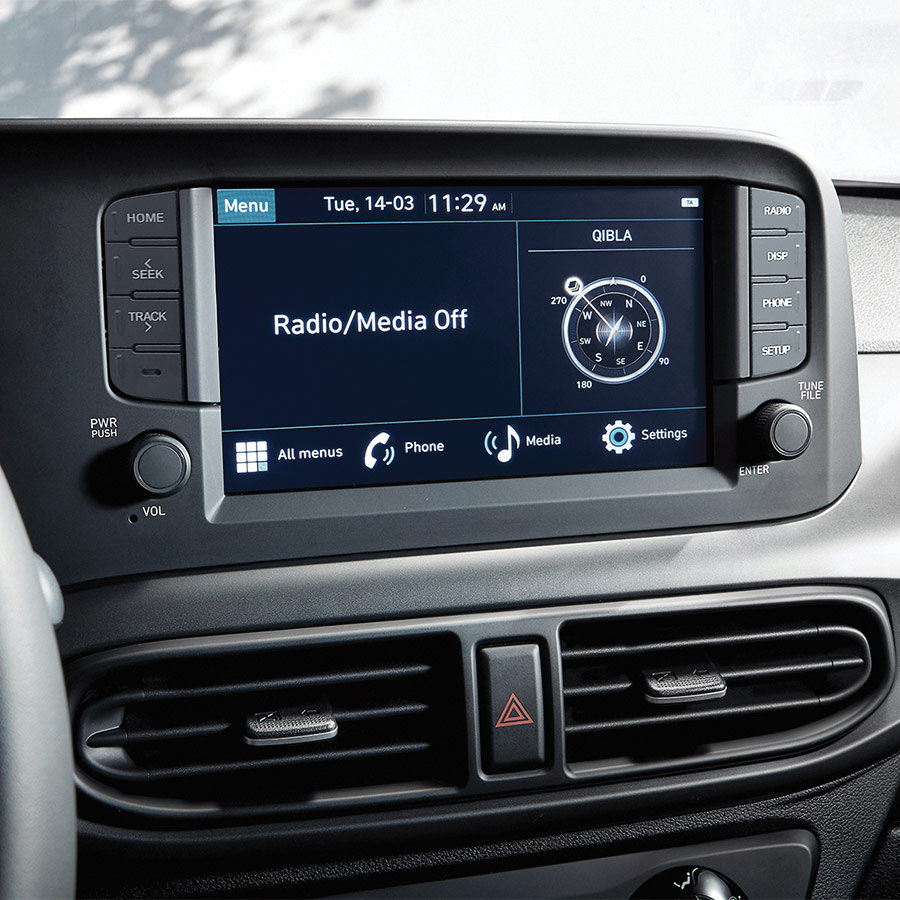 Hyundai Grand i10 sedán 2024 en México - interior, pantalla touch con conectividad inalámbrica con Android Auto y Apple CarPlay