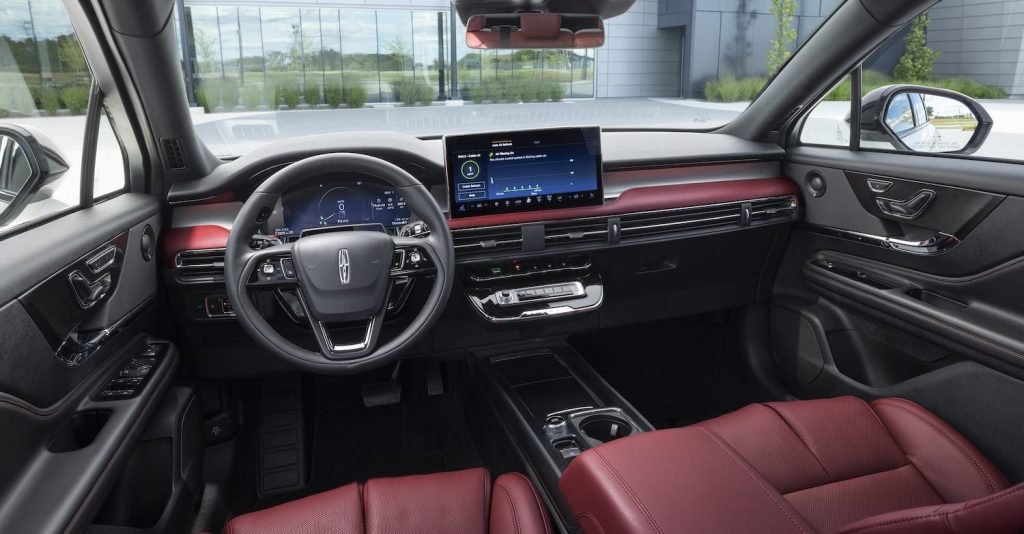 Lincoln Corsair 2023 en México diseño interior - volante, pantalla y consola central