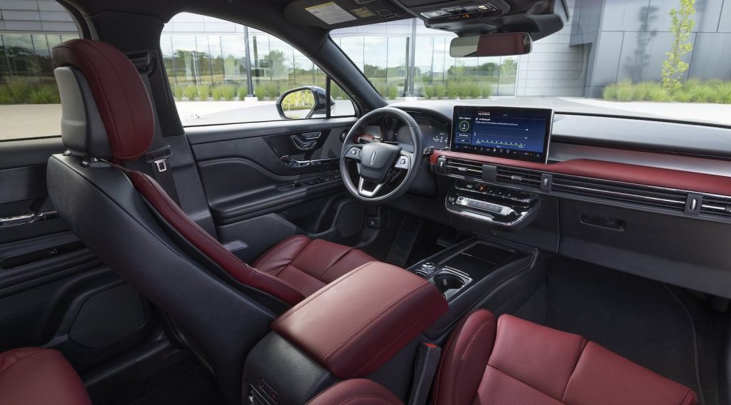 Lincoln Corsair 2023 en México diseño interior - volante, pantalla y consola central , asientos en nuevo color rojo