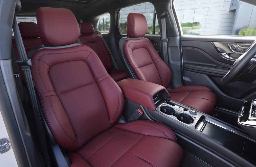 Lincoln Corsair 2023 en México diseño interior - asientos en piel con su nuevo color rojo con negro