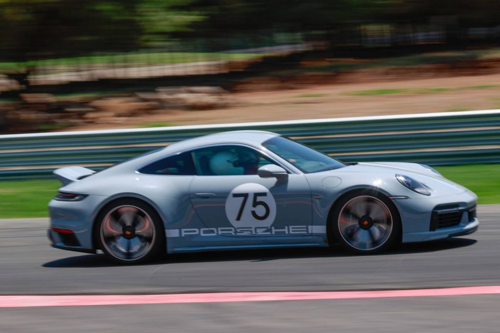 Porsche 911 Sport Classic en México lateral en movimiento en pista