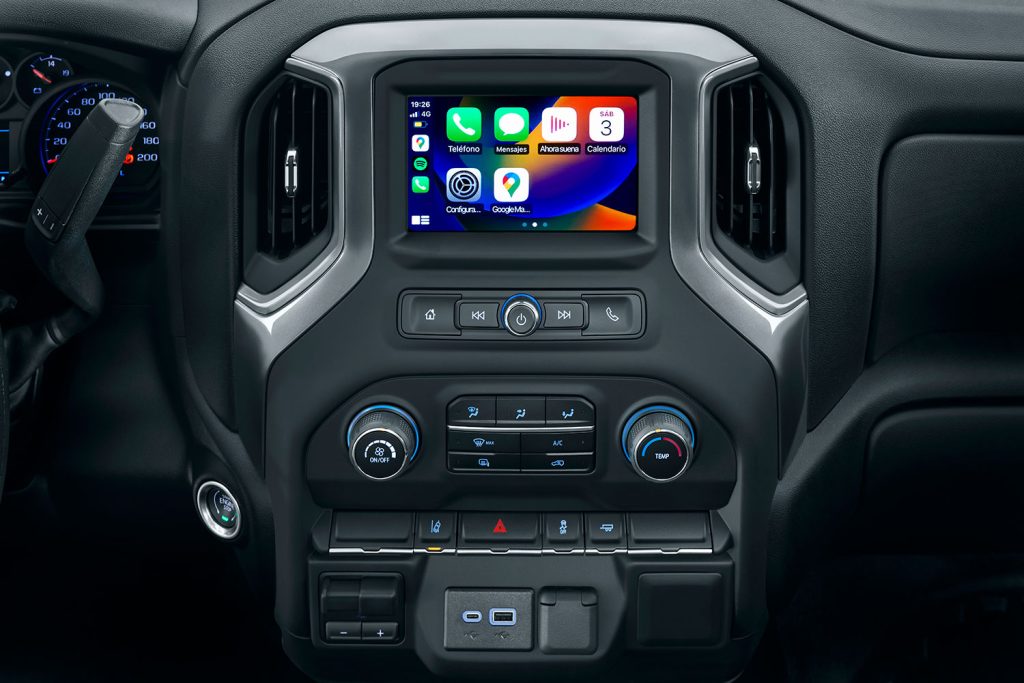 Chevrolet Silverado HD 2024 en México, interior con pantalla a color con Apple CarPlay y Android Auto