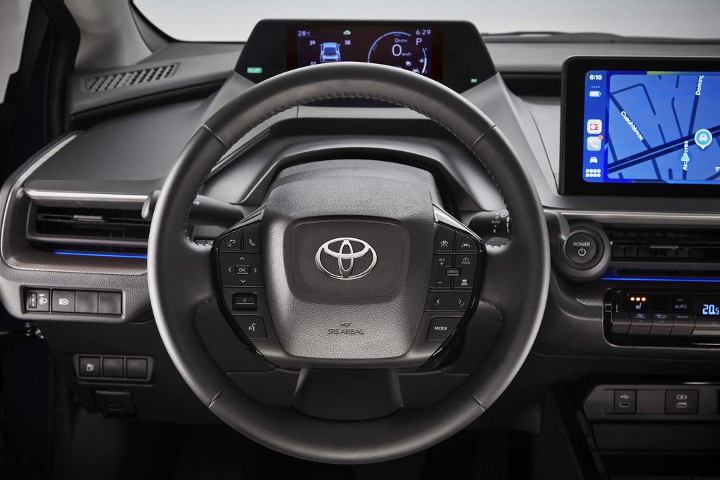 Toyota Prius 2023, quinta generación en México, diseño interior: volante multifunciones