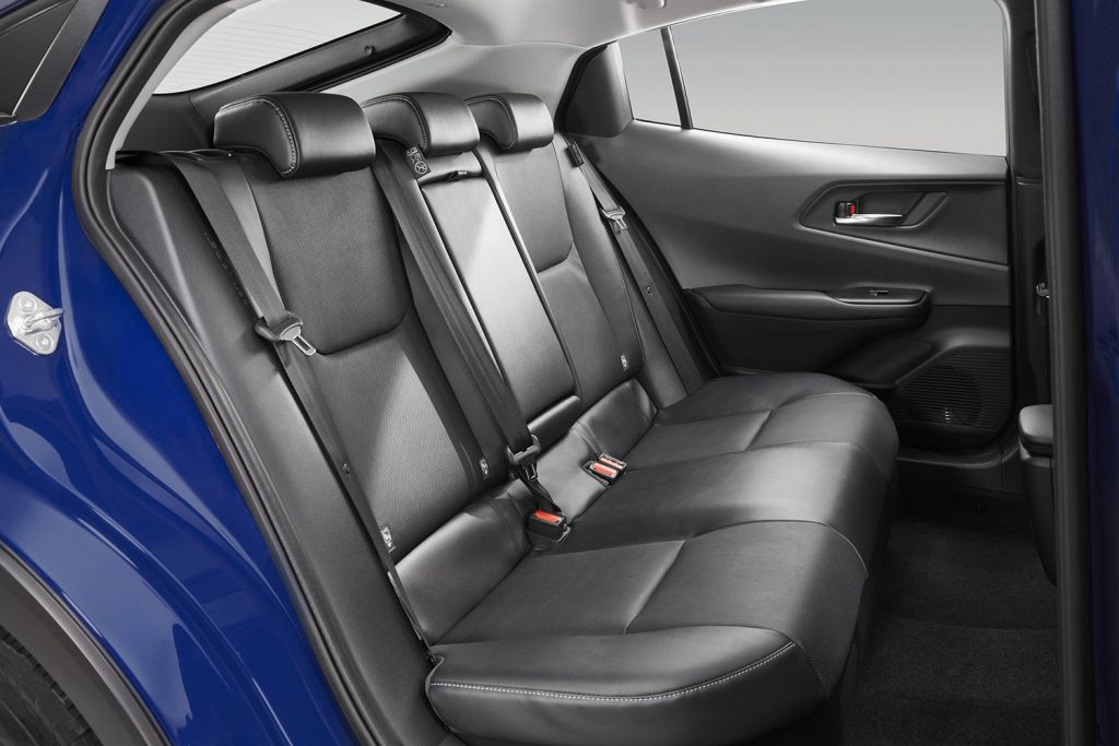 Toyota Prius 2023, quinta generación en México, diseño interior: asientos posteriores