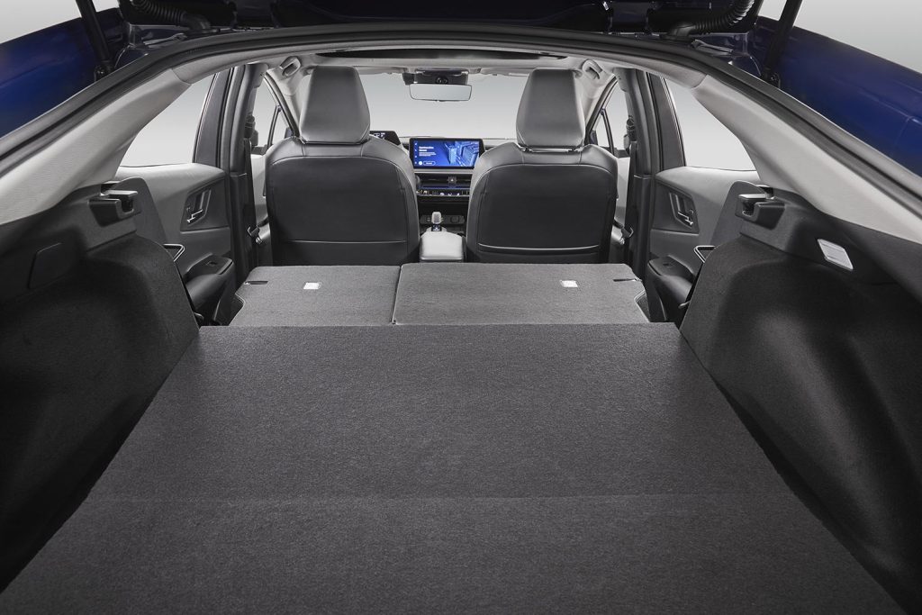 Toyota Prius 2023, quinta generación en México, diseño interior: cajuela con asientos abatidos